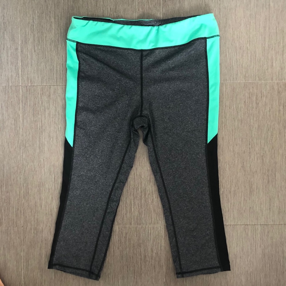 GapFit | Colour blocked capris 🧘‍♀️ - Picture 3 of 4